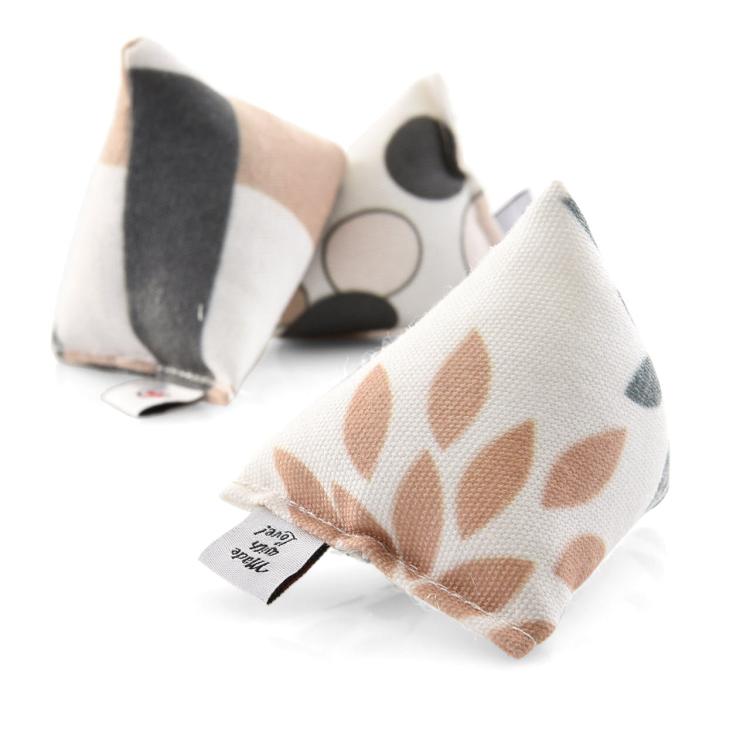 ZESTAW 3 Mini Poduszeczek PIRAMIDEK do Przytulania dla kota | Canadian Cat | BRĄZOWO-BEŻOWE | waleriana 15g od ParrotPlanet.pl