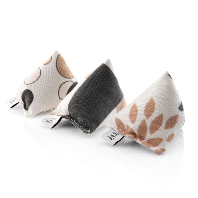 ZESTAW 3 Mini Poduszeczek PIRAMIDEK do Przytulania dla kota | Canadian Cat | BRĄZOWO-BEŻOWE | waleriana 15g od ParrotPlanet.pl