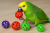 Balles colorées avec grelot pour perruches - jouet interactif 5 pièces de ParrotPlanet.fr